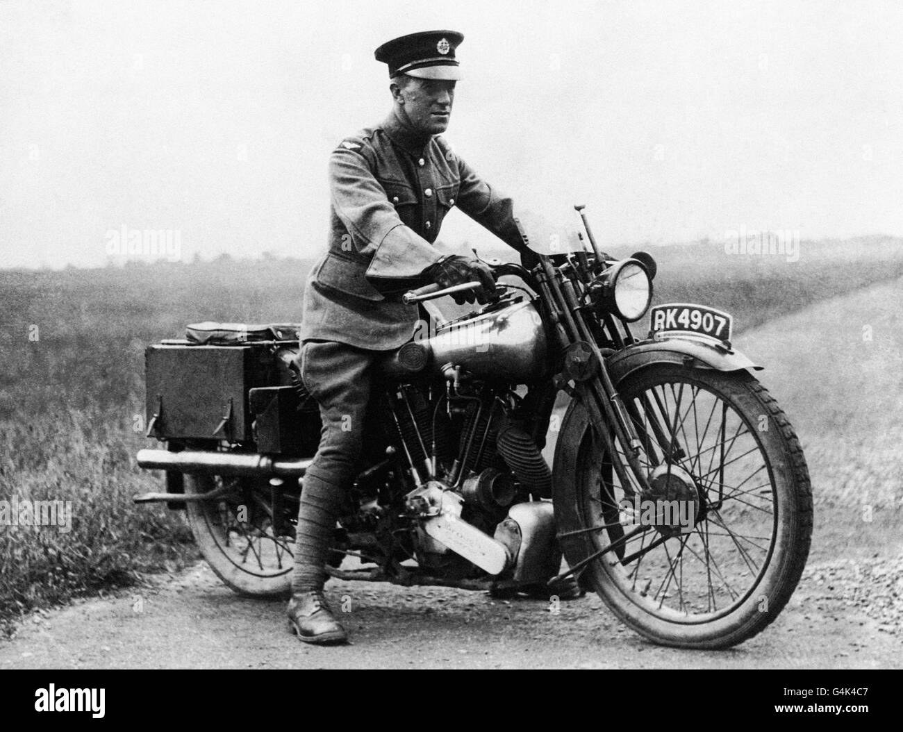 L'Aircraftsman Thomas Edward Shaw sulla sua moto; un Brough Superior SS100. Shaw era meglio conosciuto come Lt col T.E. Lawrence o 'Lawrence d'Arabia' UN fattore importante nella guerra del deserto nella prima guerra mondiale, fu anche consigliere del principe Faisal durante la Conferenza di pace di Versailles, un autore rinomato e un archeologo. È stato ucciso in un incidente motociclistico nel 1935. Foto Stock