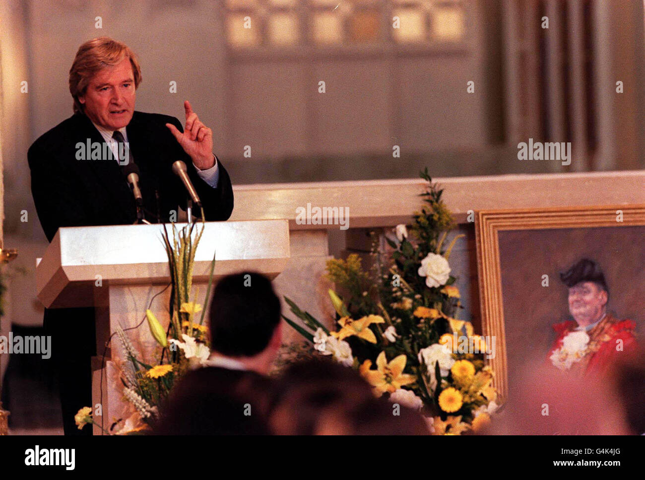 Bill Roache dà un indirizzo al servizio commemorativo di Brian Mosley presso la Cattedrale di Salford. Incoronazione le stelle della strada passato e presente si unirono a una congregazione di oltre 300 persone che impadronirono la cattedrale cattolica romana di Salford per uno speciale servizio commemorativo per celebrare la vita dell'attore di 67 anni. Foto Stock