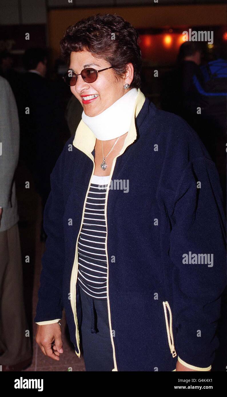 Zanela Loftus, 52 da Londra ritorna a Heathrow indossando un colletto chirurgico dopo una violenta turbolenza che trasformò il suo Boeing 747 della British Airways in una montagne russe a 30.000 piedi. Quasi 30 persone sono state ferite nei cieli sopra Singapore. * l'aereo è stato buttato in aria per 30 terrificanti secondi in una tasca invisibile meteo. Foto Stock