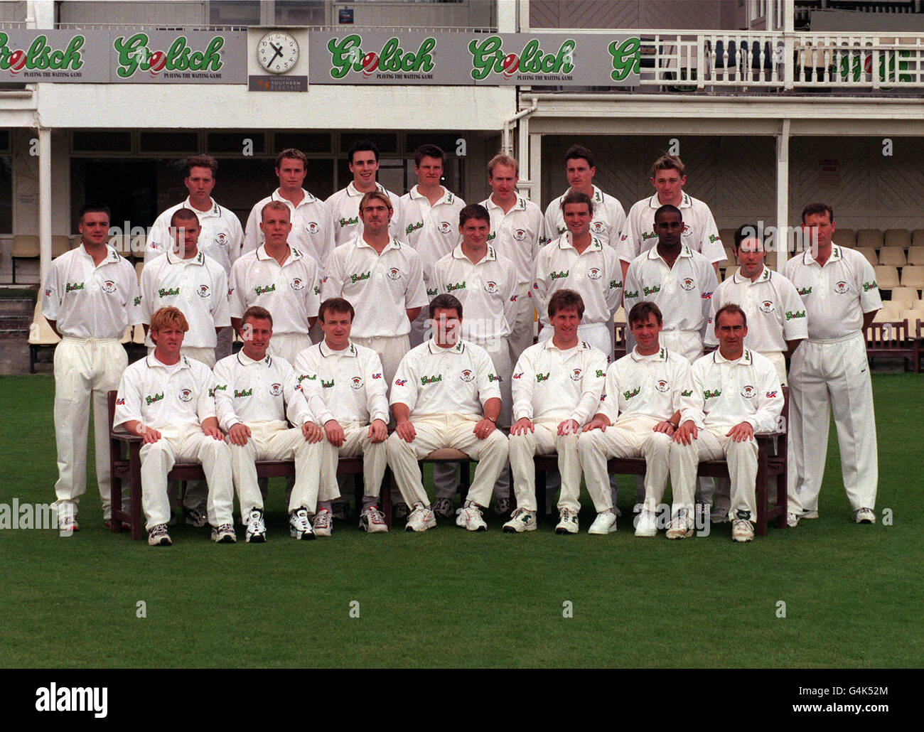 La squadra di cricket della contea di Hampshire del 1999. * riga posteriore: (l-r) Matt Keech, James Hamblin, Simon Francis, Hugo Loudon, Will Kendall, Giles White, Darick Kenway. Riga centrale: (l-r) Zac Morris, Steve Lugsden, Thomas Hansen, Lee Savident, Simon Renshaw, Alex Morris, Dimi Mascarenhas, Mark Garaway, Tim Tremlett (Coach). Prima fila: (l-r) Jason Laney, Adi Aymes, Shaun Udal, Robin Smith, Kevan James, John Stephenson, Peter Hartley. Foto Stock