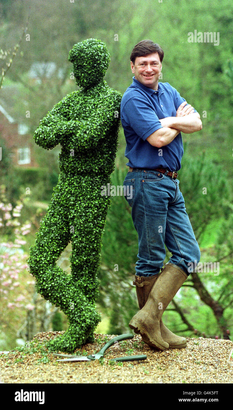 Alan Titchmarsh, la stella florovivaistica si è trasformata in verde mentre ha squadrato fino al suo alter ego, creato appositamente per la 'BBC Gardener's World Live Exhibition' dal designer Matthew Wurr. La mostra si svolge presso il NEC Birmingham dal 16 al 20 giugno. * Alan, che presenta anche 'Ground Force', che è ora il secondo miglior programma BBC dietro Eastenders, è visto qui con il suo topiary doppio che è stato potato alla perfezione Photo Martyn Hayhow Foto Stock