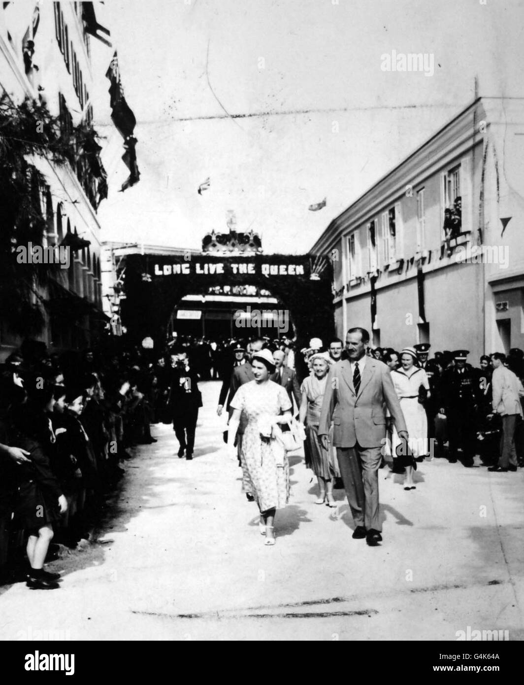 Brownies fiancheggiano il viale per salutare la Regina e il Duca di Edimburgo quando arrivano ad Albuoy's Point a Bermuda per una revisione delle organizzazioni giovanili. Camminando con la Regina si trova il Governatore di Bermuda, Tenente Generale Sir Alexander Hood. Foto Stock