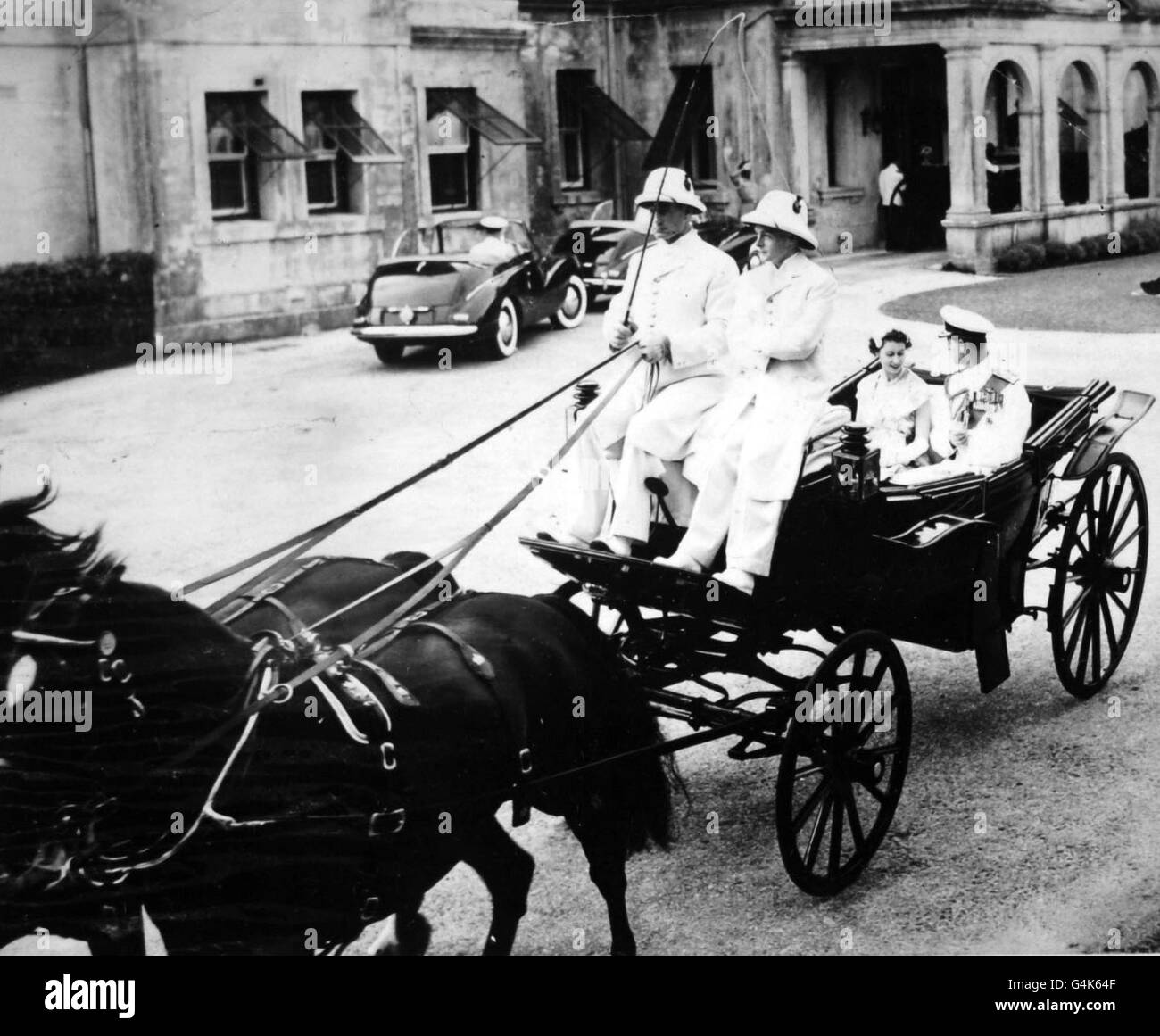 **scannerizzato a bassa risoluzione dal contatto** la Regina e Duca di Edimburgo in una carrozza a cielo aperto dopo aver lasciato la Government House, Hamilton, Bermuda. Foto Stock