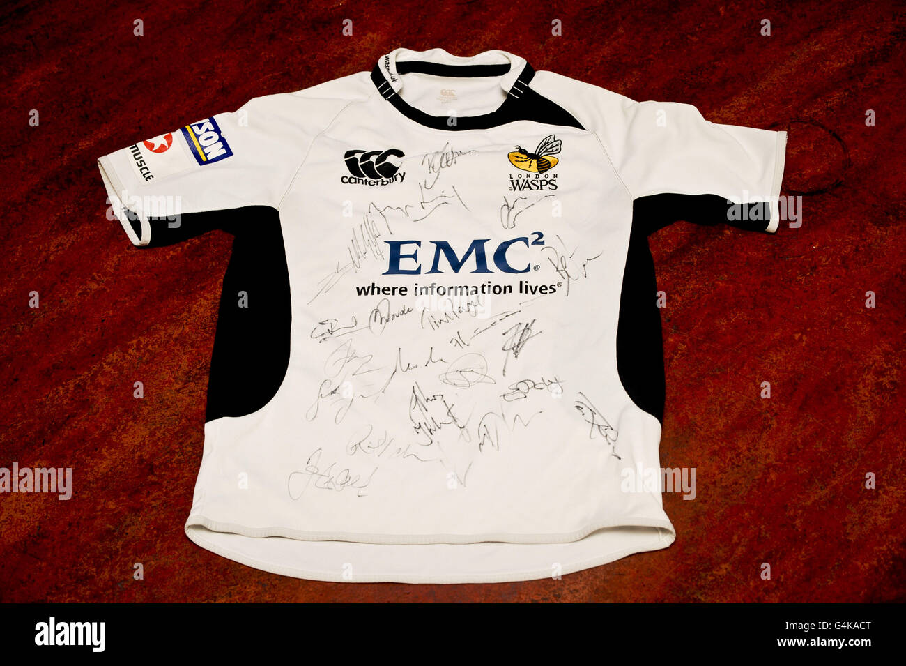 Una camicia da rugby firmata London Wasps che sarà messa all'asta dai giocatori e dal personale del club di rugby Cwmgors mentre partecipano a un'asta di beneficenza e di beneficenza per raccogliere fondi per il fondo ben e Catherine Mullany. Foto Stock