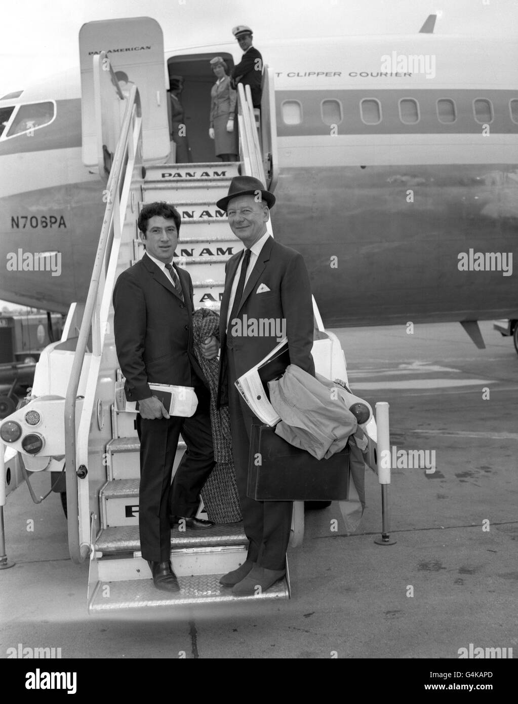 Aspetto delle celebrità - Sir John Gielgud/Alexander Grant - Aeroporto di Londra Foto Stock