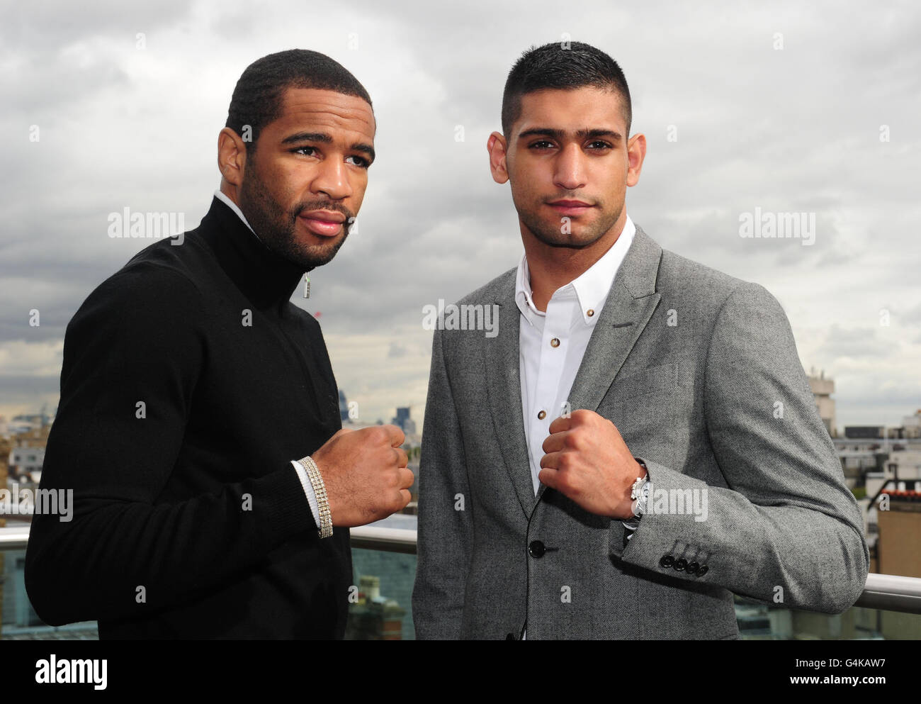 Amir Khan (a destra) della Gran Bretagna e Lamont Peterson dell'America si dirigono a testa durante la conferenza stampa al Mayfair Hotel, Londra. Foto Stock