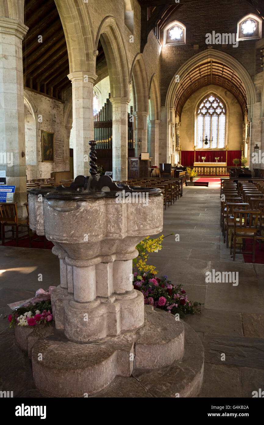 Regno Unito, Herefordshire, Pembridge, xiii secolo Santa Maria Vergine Chiesa, interno, tredicesimo secolo font e navata unica Foto Stock