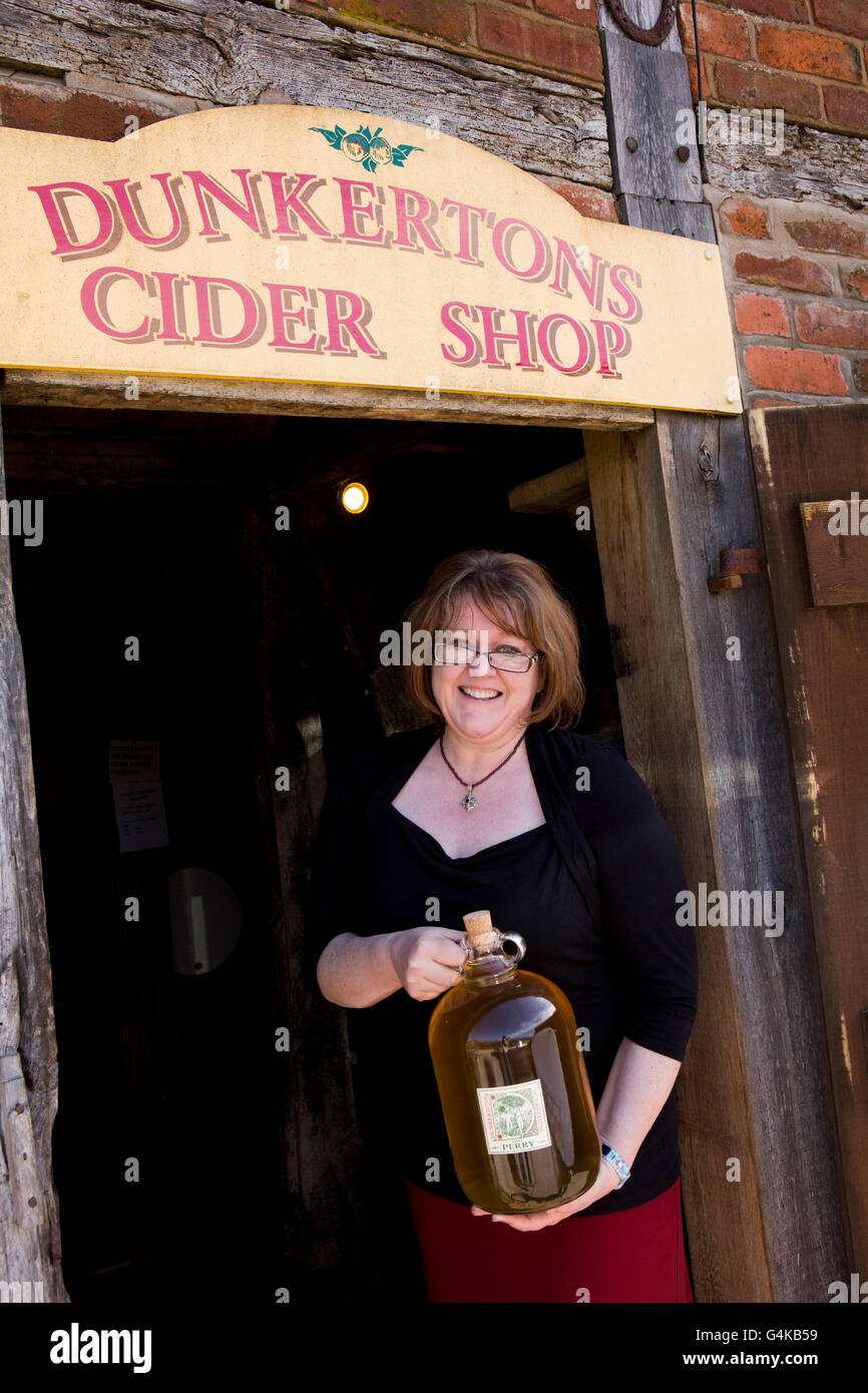 Regno Unito, Herefordshire, Pembridge, Dunkerton's Cider Mill, Penny Brown holding demijohn di perry Foto Stock