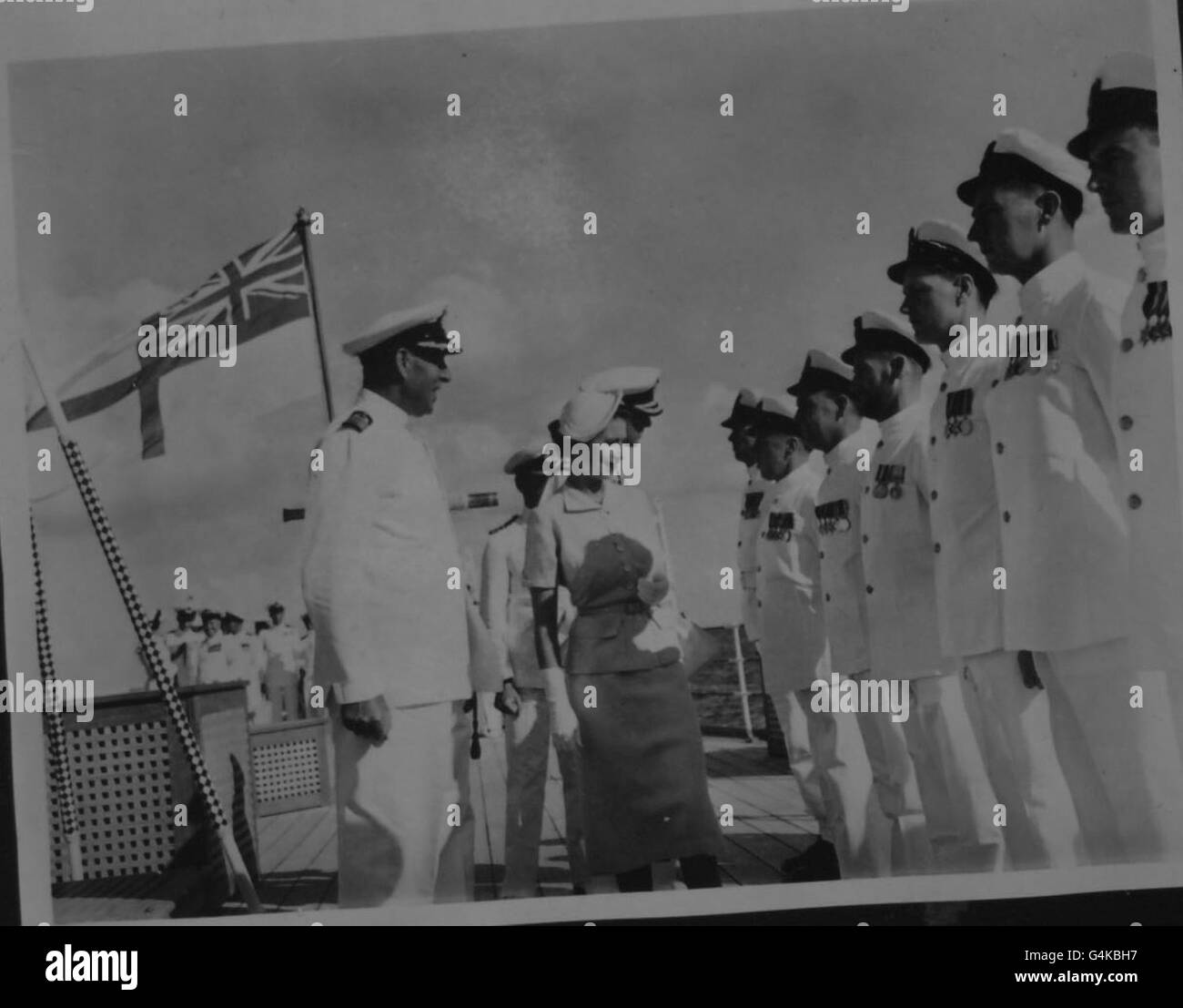 **scannerizzato a bassa risoluzione dal contatto** la regina ispezionando i piccoli ufficiali a bordo dell'incrociatore neozelandese Black Prince quando, con il duca di Edimburgo, visitò l'incrociatore dal Royal Tour Liner Gothic nel Pacifico. Foto Stock