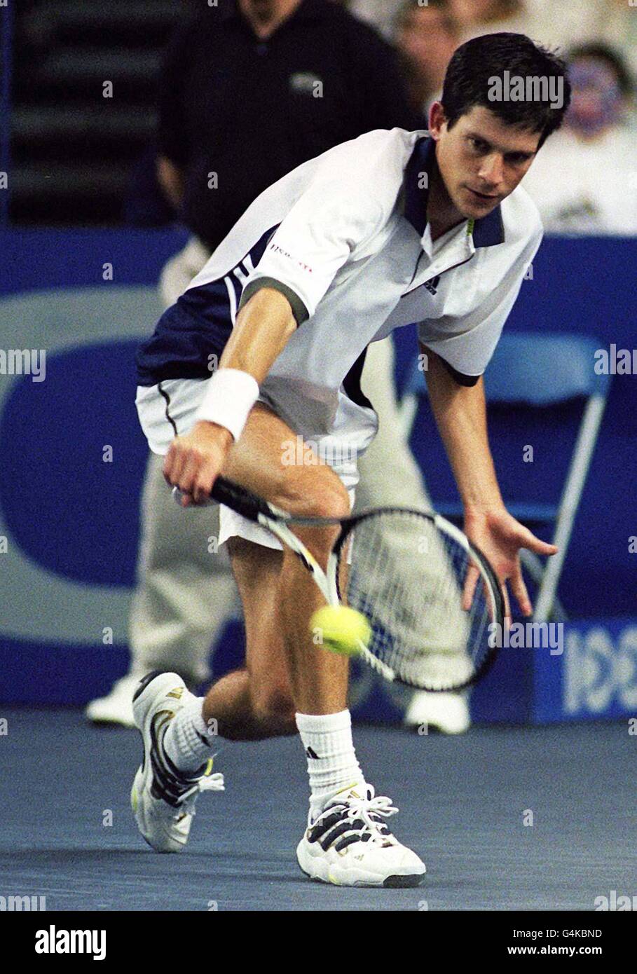 Il britannico Tim Henman in azione contro Todd Martin durante l'ultimo giorno della Coppa Davis alla NIA, Birmingham. Foto Stock