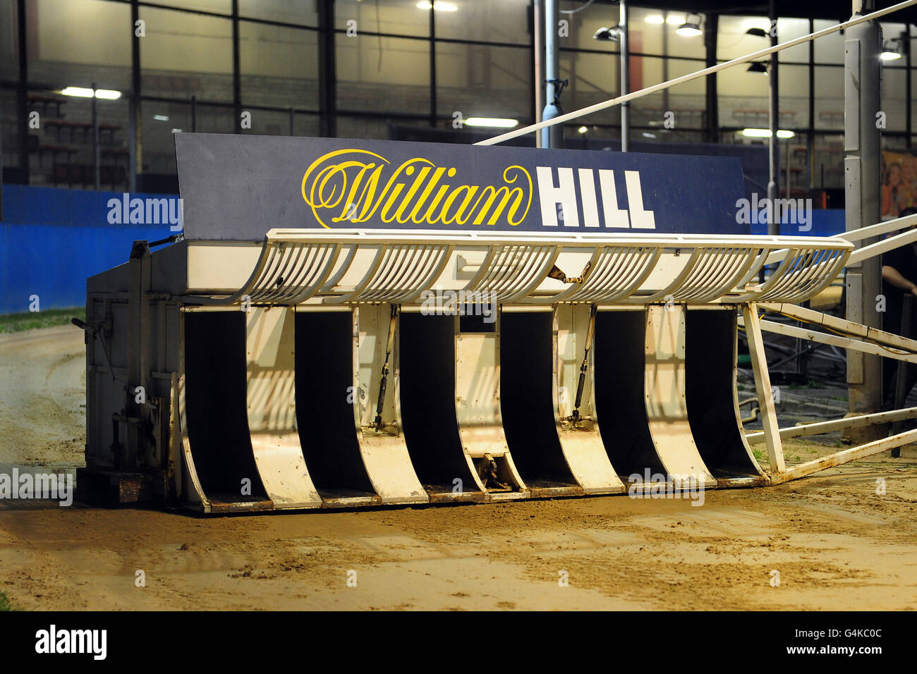 Greyhounds - Williamhill.com St Leger Final - Stadio Wimbledon Greyhound. Una vista dei blocchi di partenza Foto Stock