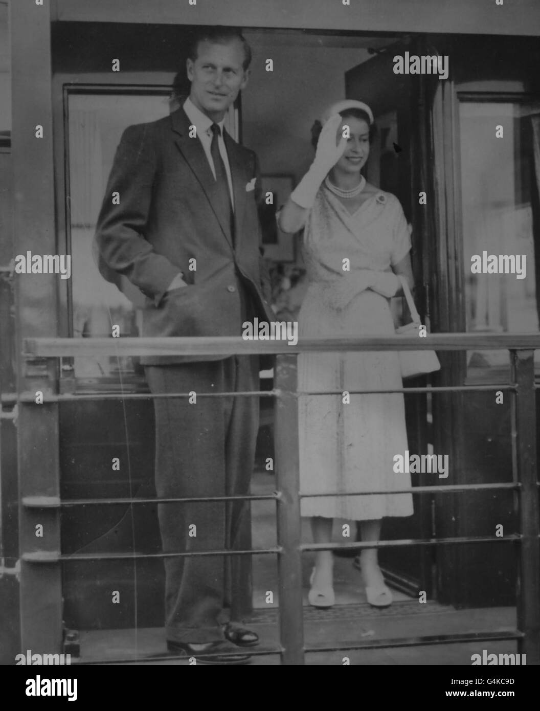 **scannerizzate a bassa risoluzione dal contatto** la Regina e il Duca di Edimburgo ondano alle folle di Waipukurau, Nuova Zelanda Foto Stock