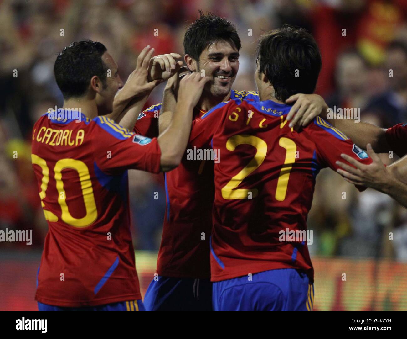 David Villa in Spagna (centro festeggia il suo terzo gol al fianco con David Silva (a destra) e Gonzalez Santi Cazorla durante la partita di qualificazione UEFA Euro 2012 all'Estadio Jose Rico Perez, Alicante, Spagna. Foto Stock