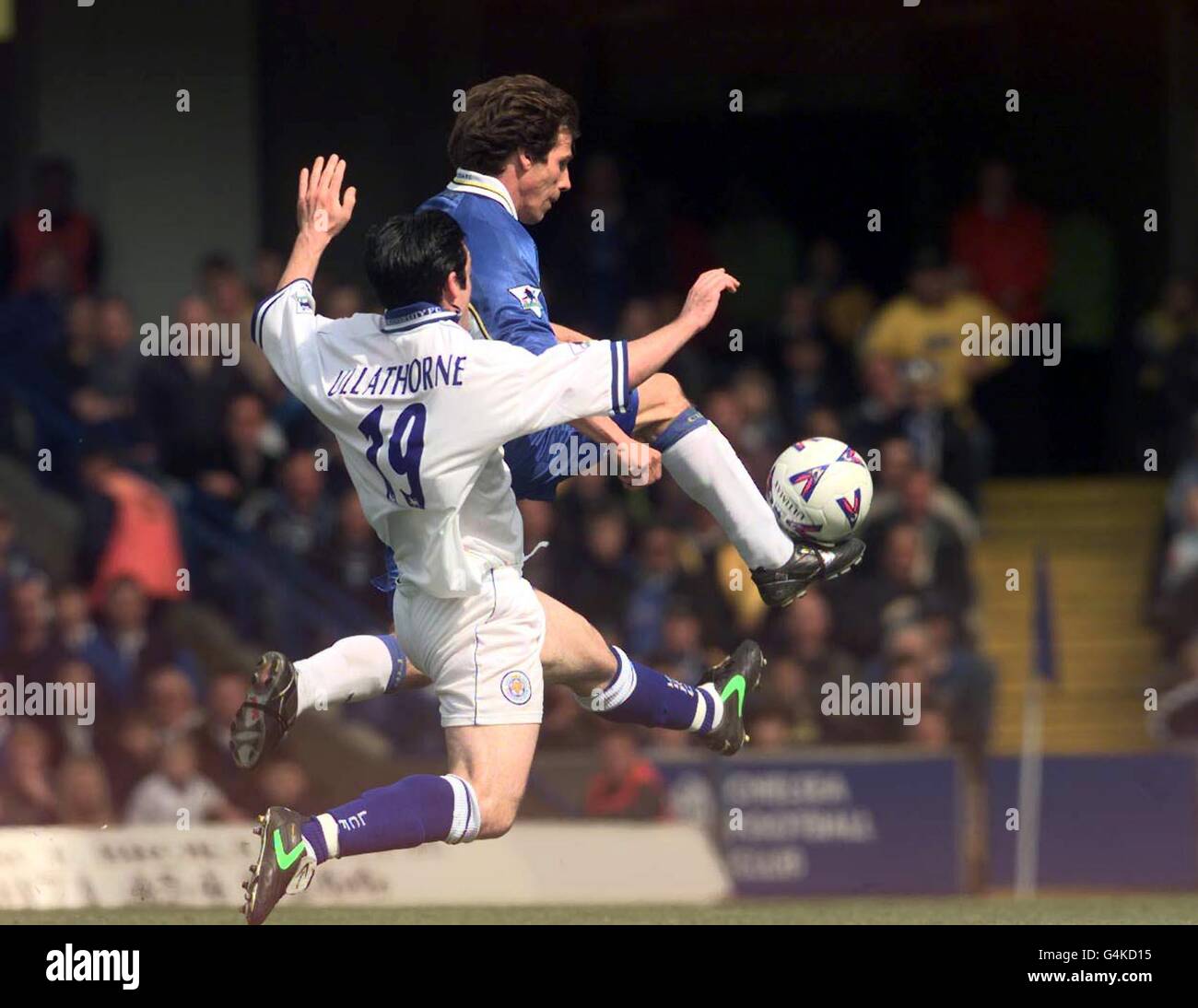 Questa immagine può essere utilizzata solo nel contesto di una funzione editoriale. Gianfranco Zola (R) di Chelsea spara per gol, mentre Robert Ullathorne di Leicester City cerca di fermarlo, durante la partita di football della fa Premiership a Stamford Bridge. Foto Stock