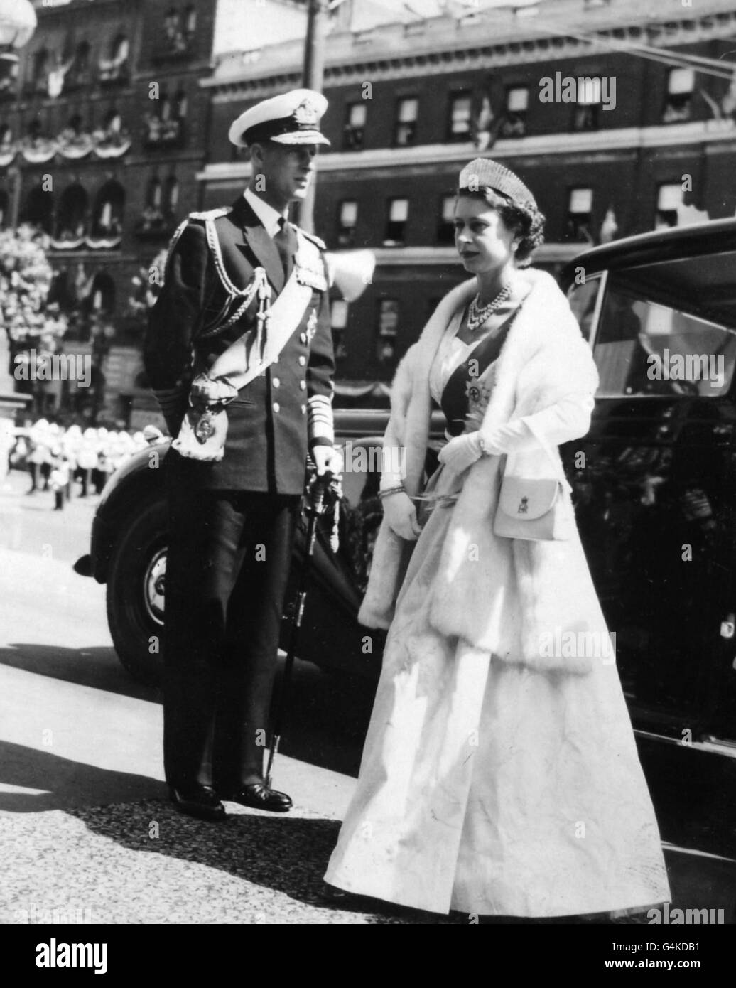 La regina arriva ad aprire il Parlamento di Victoria a Melbourne, durante il suo giro reale dell'Australia. Con la Regina è il Duca di Edimburgo, in uniforme come Ammiraglio della flotta. Foto Stock