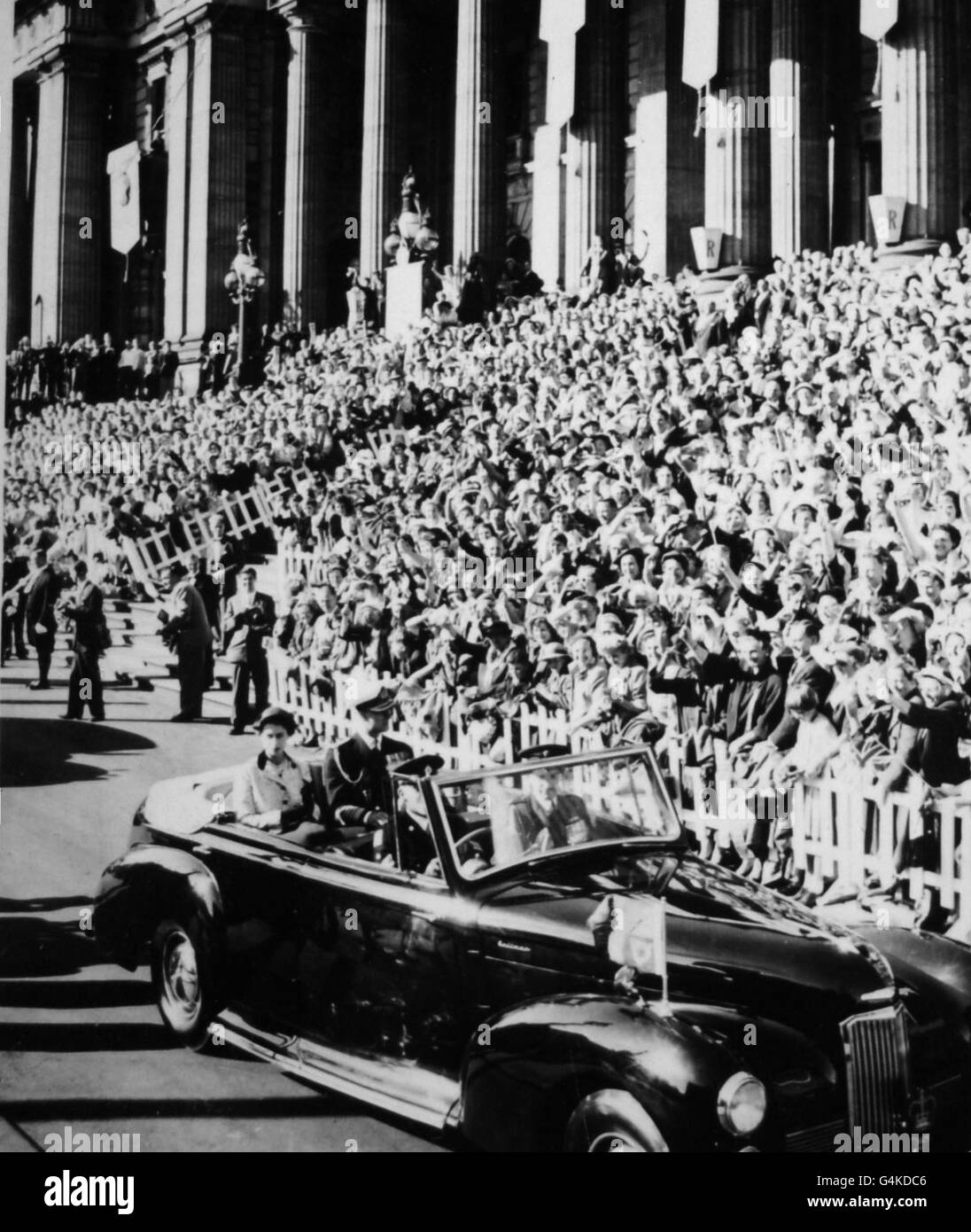 La Regina e il Duca di Edimburgo guidano in un'auto a cielo aperto davanti alle folle di tifosi fuori dalla Casa del Parlamento a Melbourne, Australia. Foto Stock