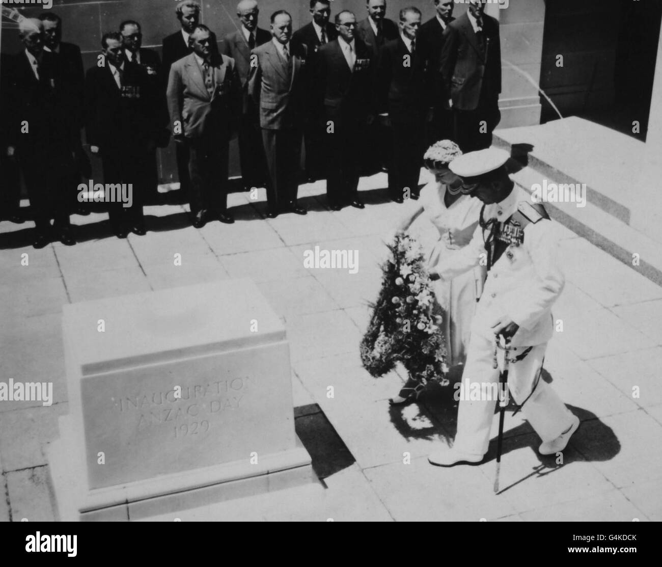 La Regina e il Duca di Edimburgo portano la loro corona nella pietra commemorativa nella cerimonia al Monumento ai Caduti della Guerra Nazionale Australiana a Canberra. Foto Stock