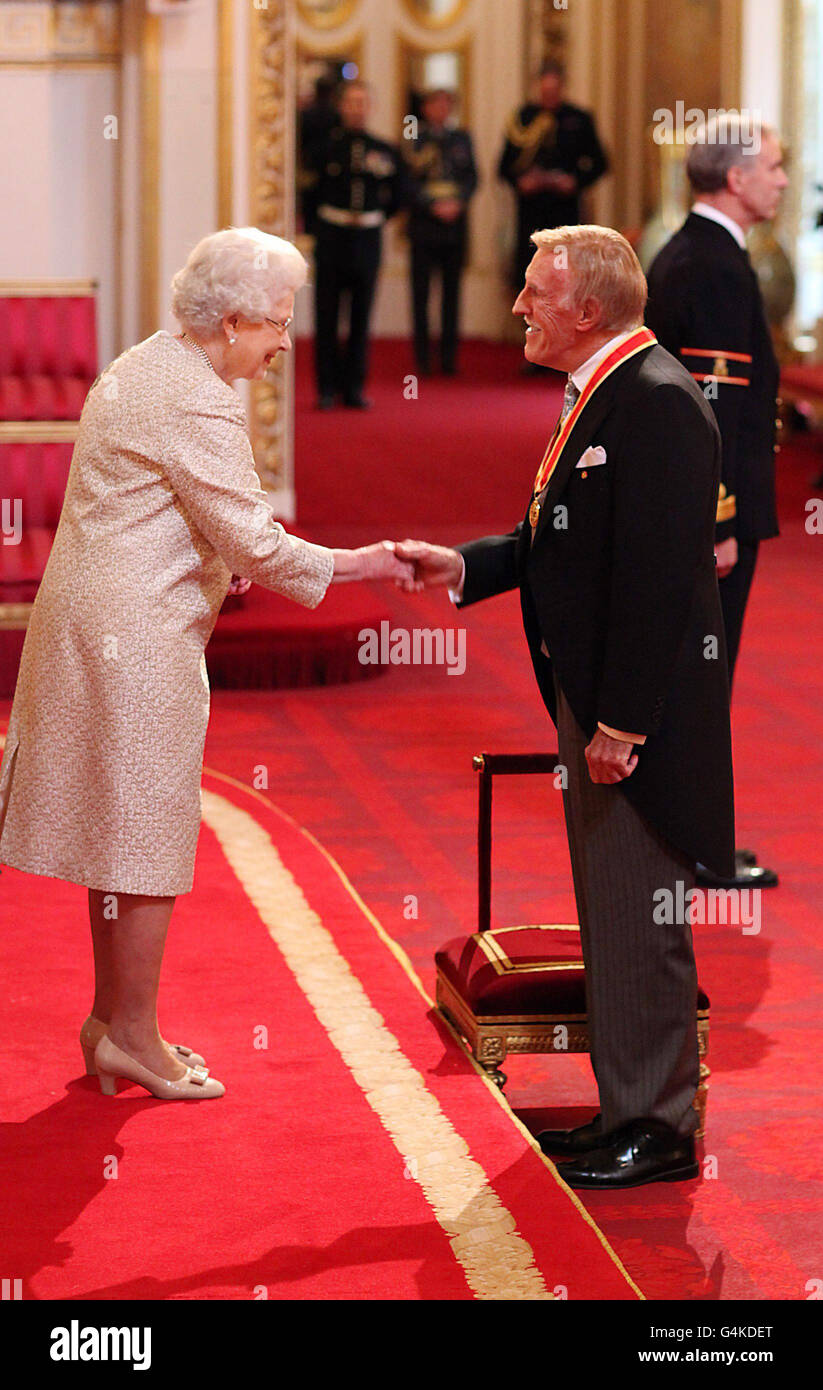 Il veterano intrattenitore Sir Bruce Forsyth è nominato cavaliere dalla Regina Elisabetta II durante una cerimonia di investitura a Buckingham Palace, Londra. Foto Stock