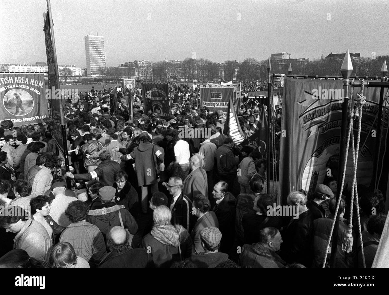 Migliaia di minatori e rappresentanti di altri sindacati hanno massacrato ad Hyde Park di Londra per l'inizio di una marcia di tre miglia per un raduno a Trafalgar Square a sostegno della National Union of Mineworkers. Foto Stock