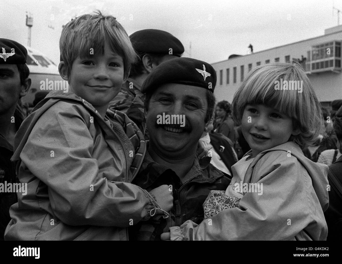 Una riunione di famiglia per il sergente David Newton di 16 Field Ambulance, alla RAF Brize Norton con il figlio Jed, 3 e la figlia Caroline, 5. SGT Newton, di Darlington, Durham, stava ritornando dalle Isole Falkland con 2 e 3 battaglione, il reggimento di Parachute. Foto Stock