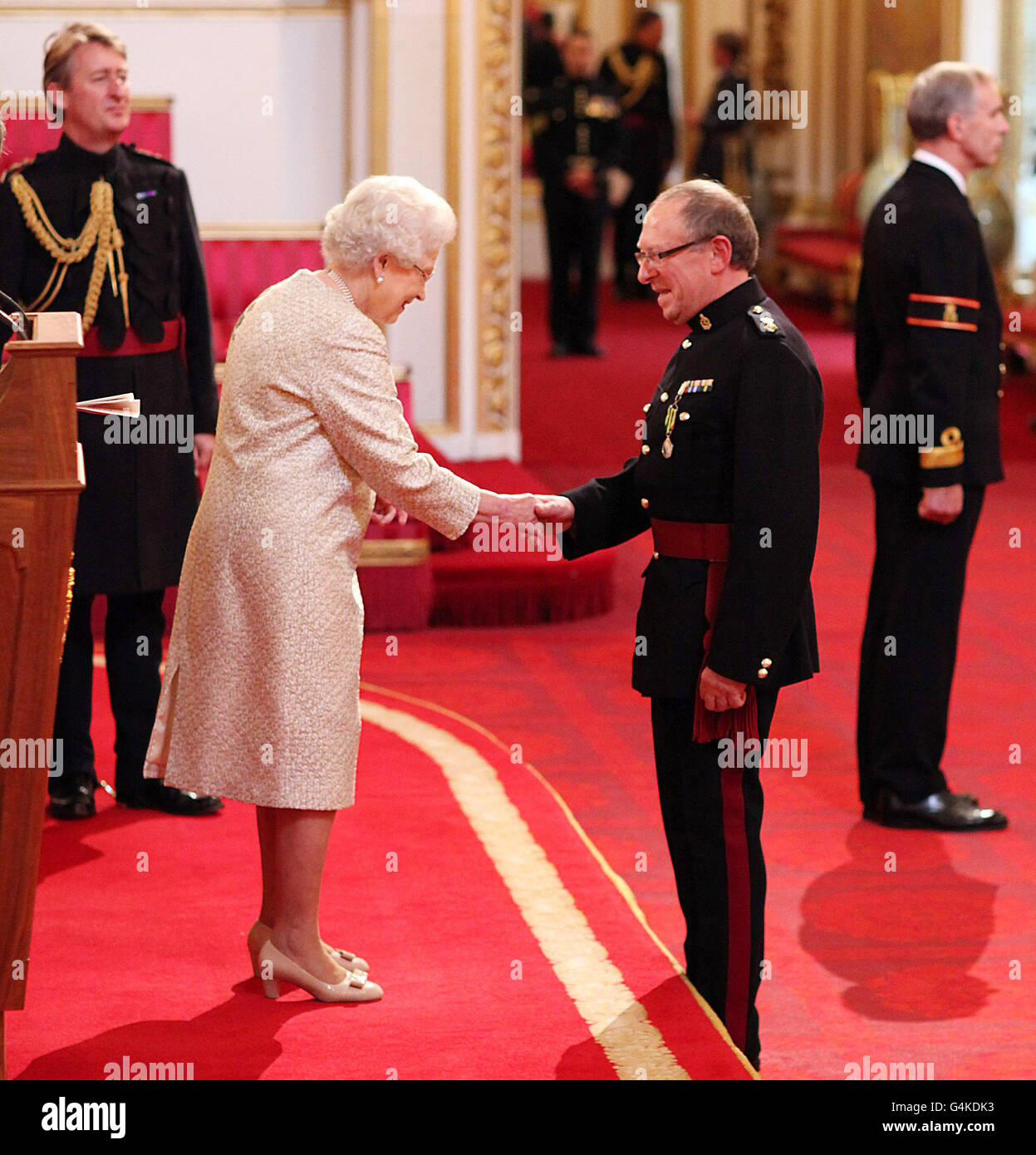 Il tenente colonnello Shieff, Royal Army Medical Corps, esercito territoriale, riceve la medaglia Queens Volonteer Reserves dalla Regina Elisabetta II durante una cerimonia di investitura a Buckingham Palace, Londra. Foto Stock