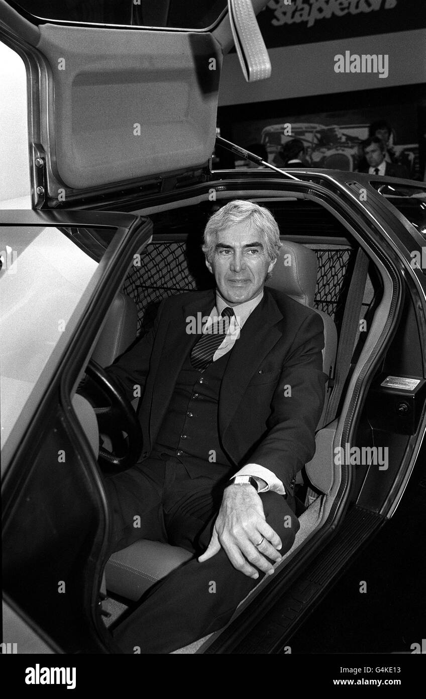 L'imprenditore di automobili John De Lorean seduto al volante della sua auto sportiva unica con ali di gabbiano nel giorno dell'anteprima della stampa a Motorfair, il London Motor Show di Earl's Court. * 16/8/96 Whitehall papers relativi all'aumento e alla diminuzione della sua attività nell'Irlanda del Nord, compresi i verbali delle riunioni dei gabinetto, normalmente soggetti alla regola di divulgazione a 30 anni, Devono essere messi a disposizione del pubblico a seguito di una sentenza di un tribunale negli Stati Uniti, dove la società di contabilità Arthur Anderson sta combattendo il governo britannico sostiene che è negligenza è stata la colpa per le perdite di governo di 78 milioni di euro. Foto Stock