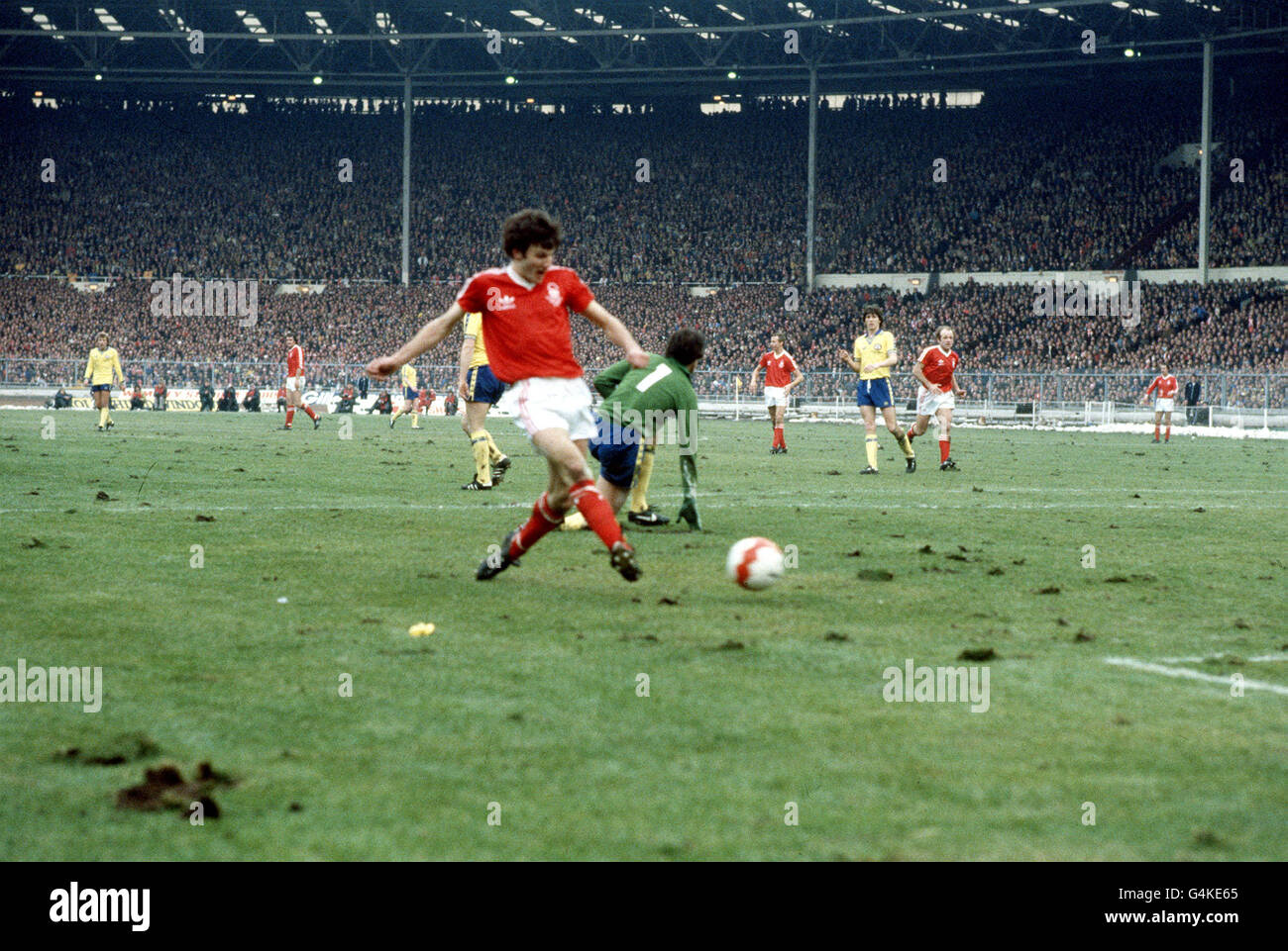 UN'IMMAGINE DEL FILE DELLA LIBRERIA DI GARRY BIRTLES DI NOTTINGHAM FOREST FA SLOTS LA PALLA NELLA PARTE POSTERIORE DELLA RETE DOPO AVER BATTUTO IL PORTIERE DI SOUTHAMPTON TERRY GENNOE DURANTE LA FINALE DELLA LEAGUE CUP A WEMBLEY A LONDRA. IL GOL È STATO DATO FUORI-SIDE, FOREST HA CONTINUATO A VINCERE LA PARTITA 3-2 Foto Stock