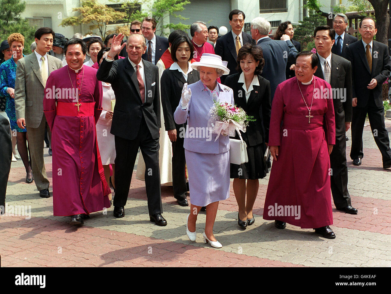 La Regina e il Duca di Edimburgo fanno una passeggiata dopo la loro visita alla cattedrale anglicana di Seoul, l'ultimo giorno della loro visita di stato in Corea del Sud. Foto Stock