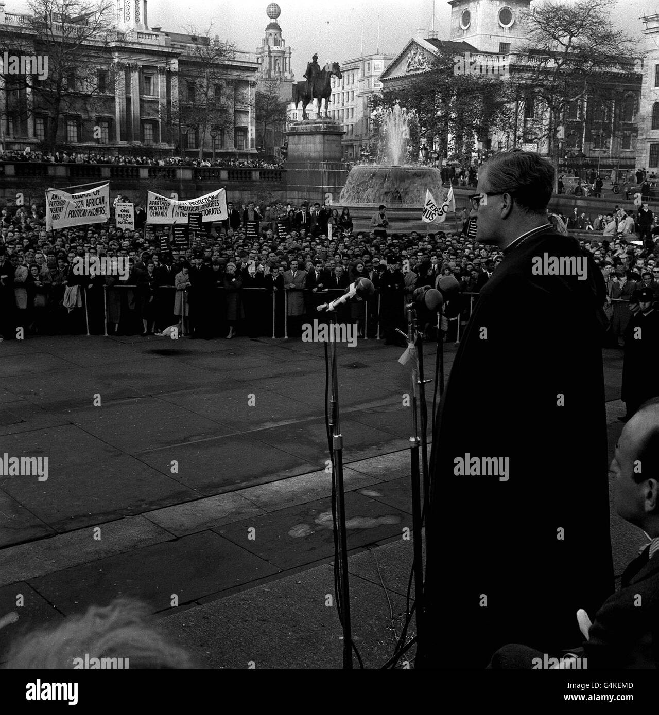 PA NEWS PHOTO 3/11/63 UNA FOTO DEL FILE DELLA LIBRERIA DEL MONS. MERVYN STOCKWOOD, VESCOVO DI SOUTHWARK, DAL QUALE SI È RIVOLTO ALLA FOLLA LA BASE DELLA COLONNA DI NELSON DURANTE IL RALLY DEL MOVIMENTO ANTI-APARTHEID DOVE I MANIFESTANTI MARCIARONO VERSO TRAFALGAR SQUARE A LONDRA DA HYDE PARCHEGGIO Foto Stock