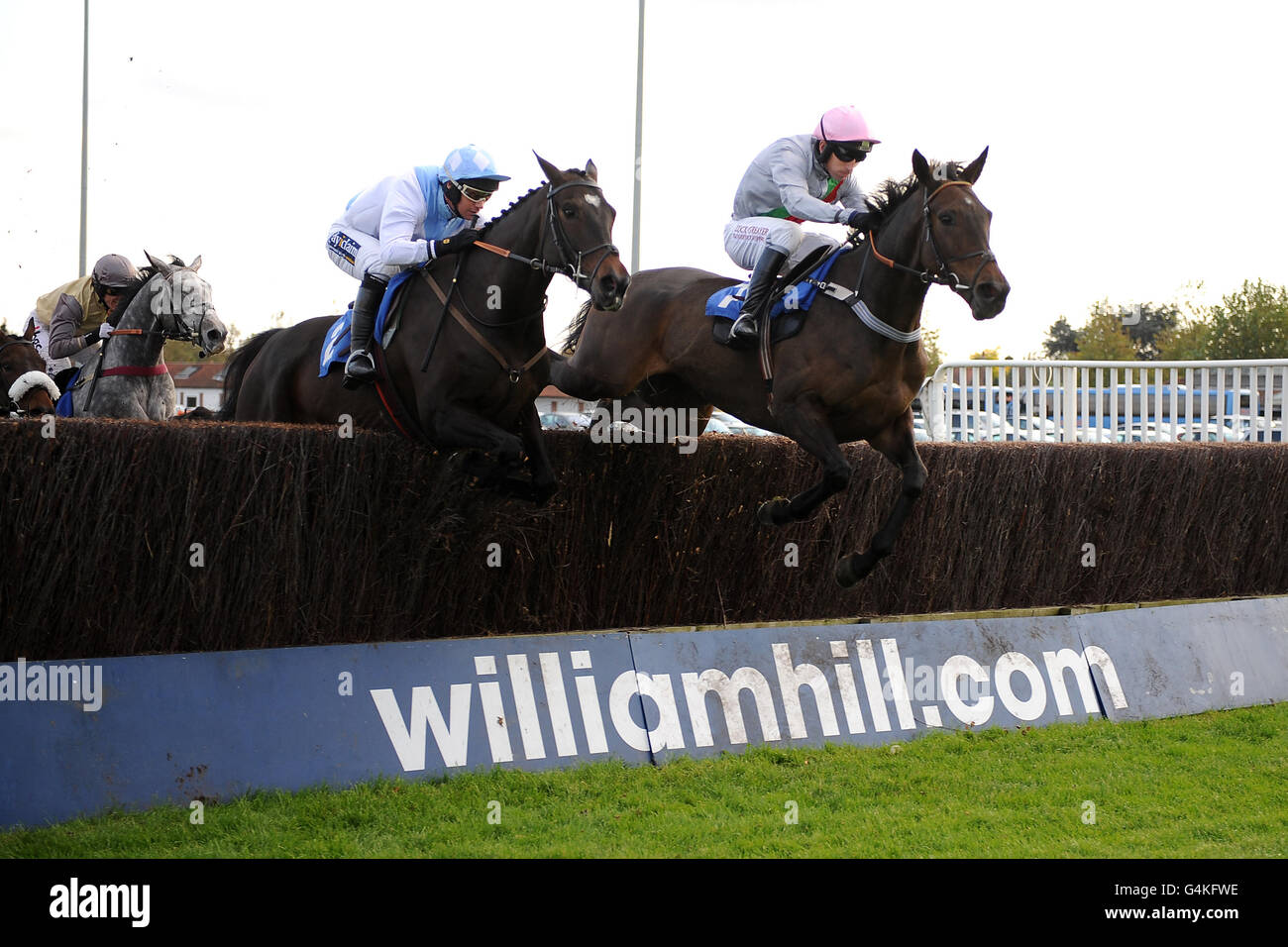 Corse ippiche - William Hill Jump Sunday - Kempton Park. Ratificare indollato da jockey Leighton Aspell (a destra) con Key Cutter indollato da jockey Will Kennedy durante la caccia handicap williamhill.com Foto Stock