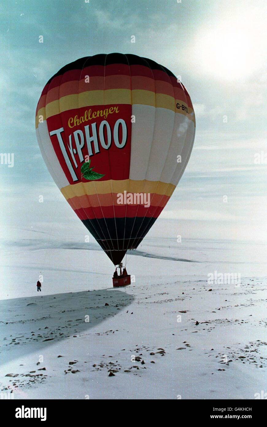L'equipaggio della mongolfiera britannica Typhoo Challenger tocca a nord-est di Resolute Bay nell'Artico canadese dopo un volo di prova riuscito. I piloti David Hempleman-Adams e Phil Dunnington sperano di essere il primo team britannico a sorvolare il Polo Nord magnetico. Foto Stock