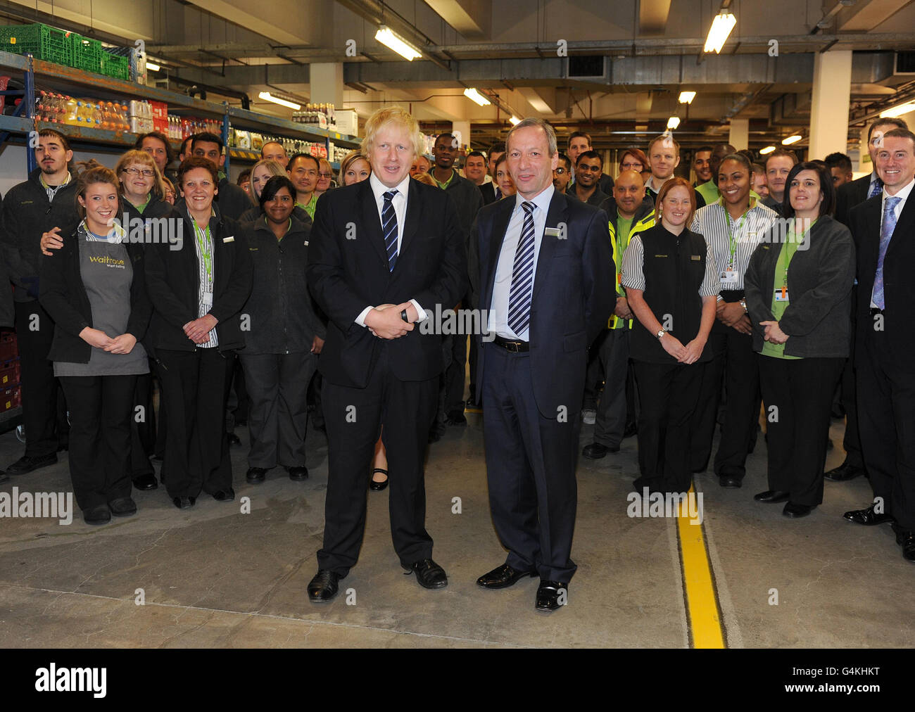 Il Sindaco di Londra Boris Johnson pone con il Direttore commerciale Tony Solomons e il team del nuovo centro di distribuzione online Waitrose ad Acton, Londra. Foto Stock