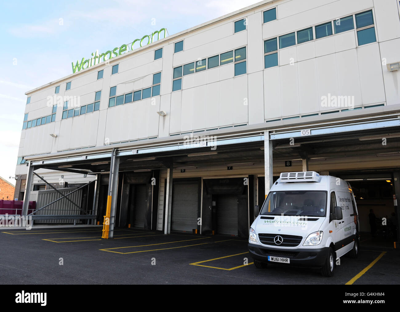 Una visione generale del nuovo centro di distribuzione online Waitrose di Acton, Londra. Foto Stock