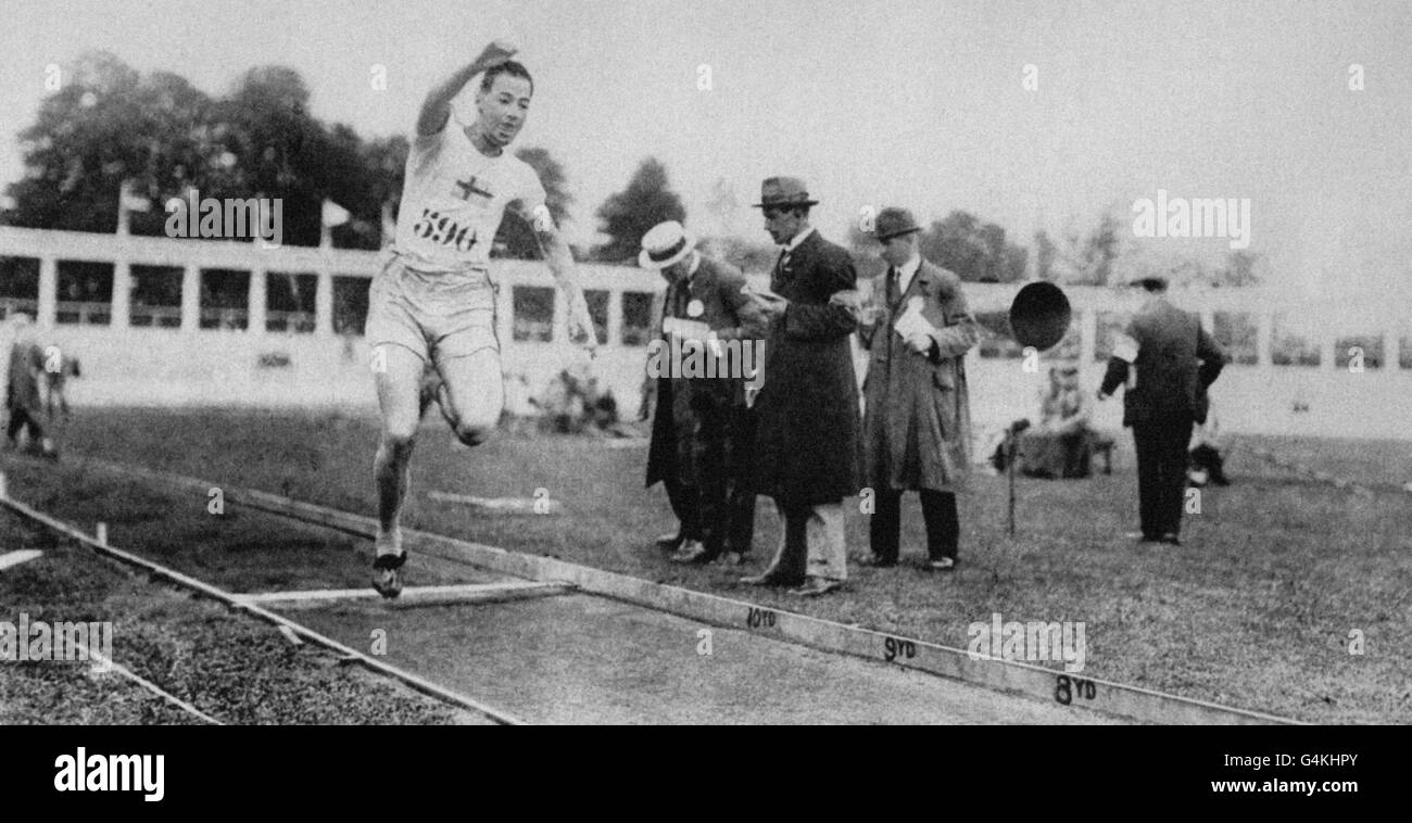 Giochi Olimpici - Anversa 1920. Folke 'Pytta' Jansson, di Svezia in competizione nel Triple Jump. Doveva vincere la medaglia d'argento. Foto Stock