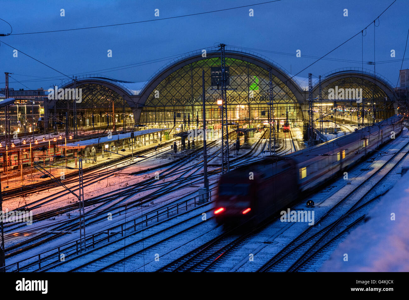 Stazione ferroviaria Dresden Hauptbahnhof, treni, neve, notte, Germania, Sassonia, Sassonia, , Dresden Foto Stock