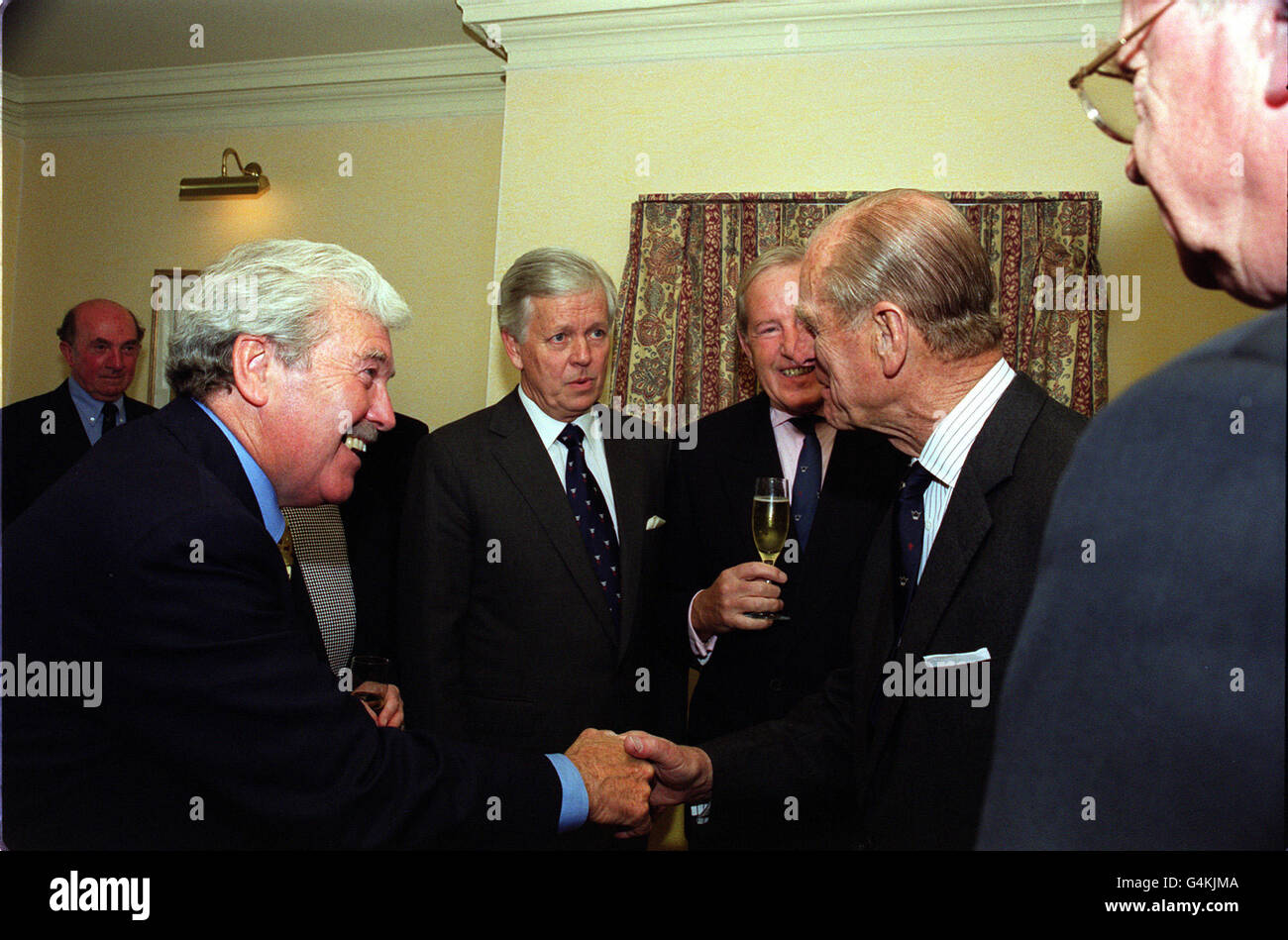 L'ex presentatore televisivo Dickie Davies (L) incontra il Duca di Edimburgo, Patrono e Twelfth Man, all'apertura della nuova sede di Lord Taverners a Londra. Foto Stock