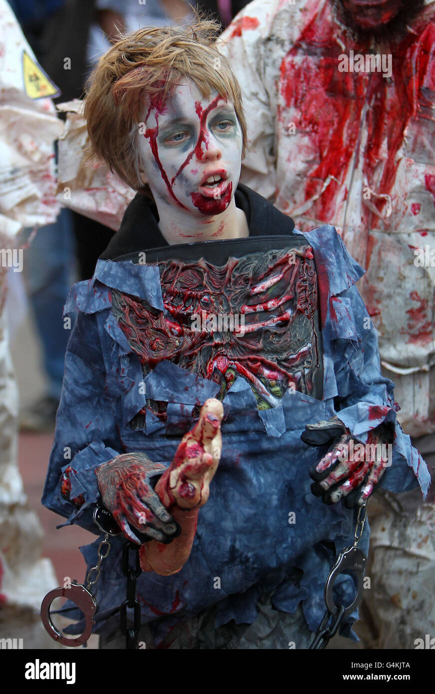 I partecipanti alla sfilata annuale di Brighton Zombie Walk attraverso le strade della città nel Sussex orientale. Foto Stock
