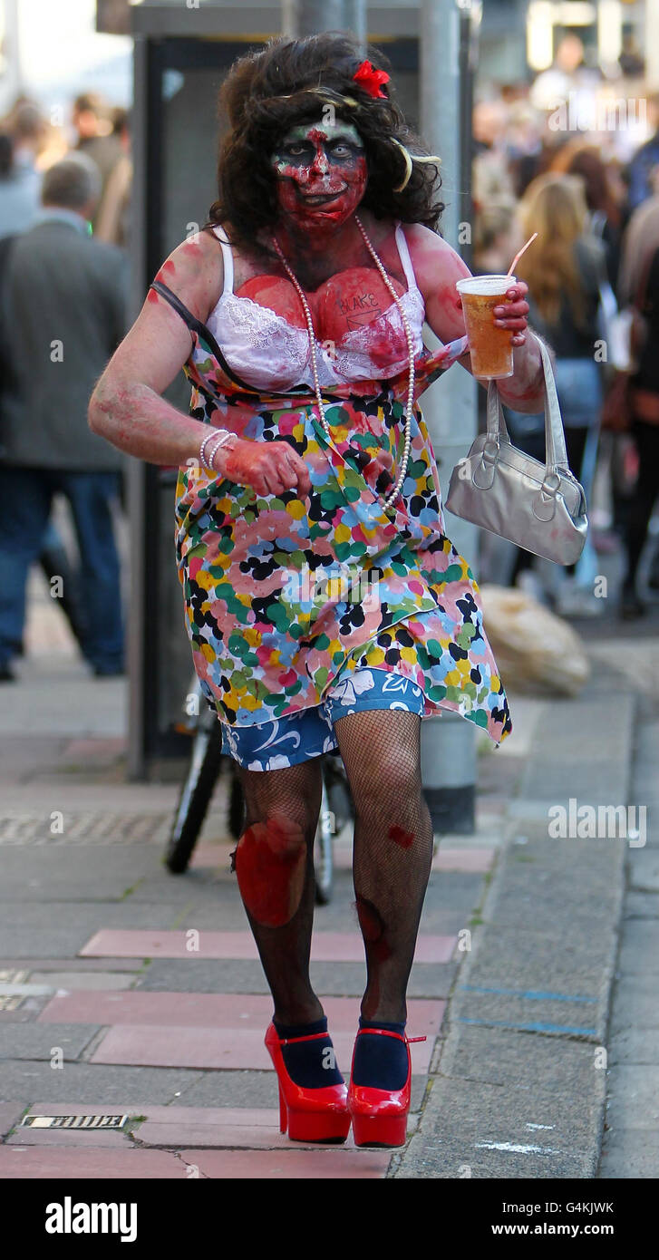 Una persona partecipa all'annuale passeggiata di Brighton Zombie, East Sussex. Foto Stock
