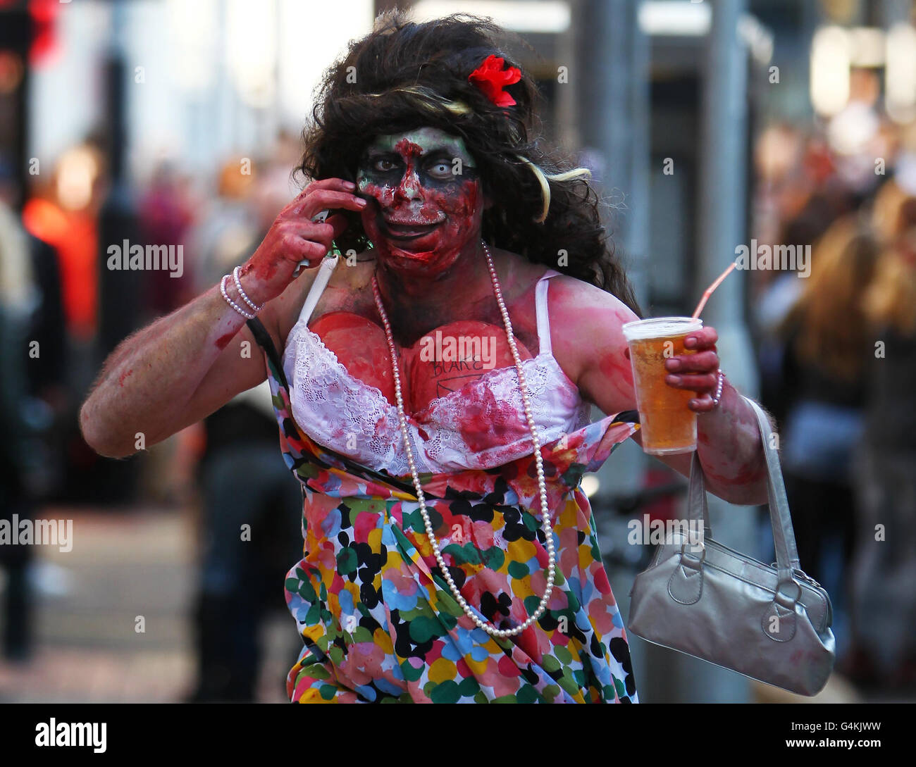 I partecipanti sfilano per le strade mentre prendono parte all'annuale passeggiata Zombie di Brighton, East Sussex. Foto Stock