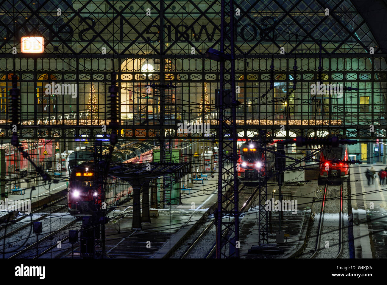 Stazione ferroviaria Dresden Hauptbahnhof, treni, neve, notte, Germania, Sassonia, Sassonia, , Dresden Foto Stock