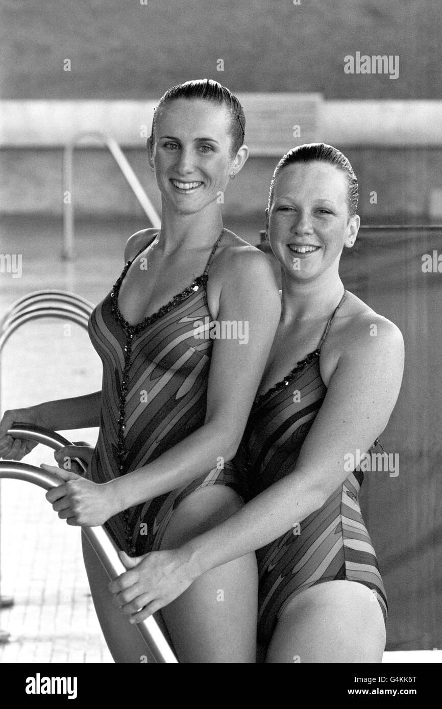 La squadra britannica del duetto olimpico Caroline Holmyard (l) e Carolyn Wilson al National Sports Center di Londra, quando la squadra olimpica di nuoto sincronizzato si riunì per esercitarsi nelle loro routine Foto Stock