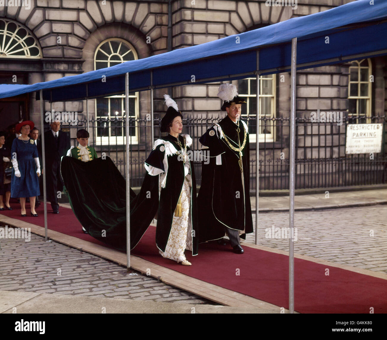 La regina Elisabetta II e il duca di Edimburgo, indossando il loro ordine delle vestaglie di Thistle, dopo il servizio dell'Ordine a Edimburgo. Foto Stock