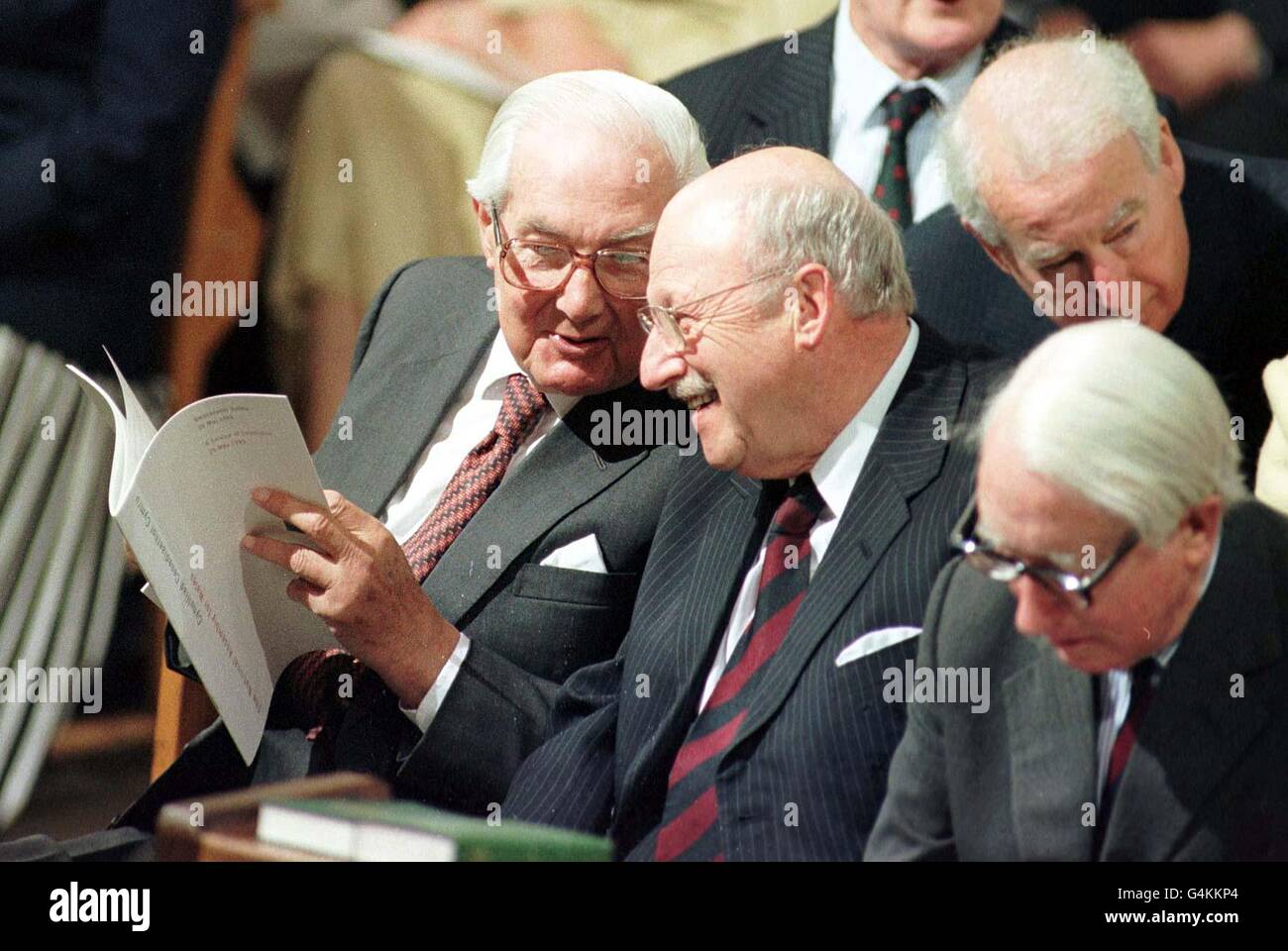 Membro del Parlamento di Cardiff ed ex primo ministro britannico Lord Callaghan (L), con Sir David Mansell-Lewis (C) alla Cattedrale di Llandaff, Cardiff, Galles, in un servizio multi-religioso per commettere l'apertura dell'Assemblea nazionale per il Galles. Foto Stock