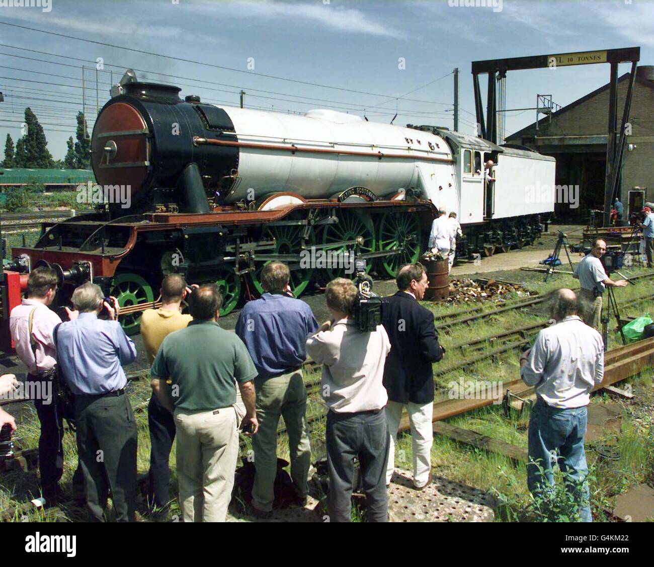 Il Flying Scotsman si accende a vapore mentre viene lanciato sulla sua prima apparizione pubblica dopo una ricostruzione di tre anni di 1 milione di sterline. Il motore da 160 tonnellate, il primo ufficialmente a rompere la barriera di 100 miglia all'ora, stava lasciando la sua casa in un ex capannone della Great Western Railway a Southall. * Londra ovest. La locomotiva si muoverà sotto vapore per la prima volta dal suo restauro. La sua prima corsa è prevista per il 4 luglio, quando avrà un carico di passeggeri di 350-libbra-a-testa a York, l'inizio dei servizi regolari di charter della linea principale. Il motore trascorrerà una settimana al National Railway Museum di York, e oltre Foto Stock