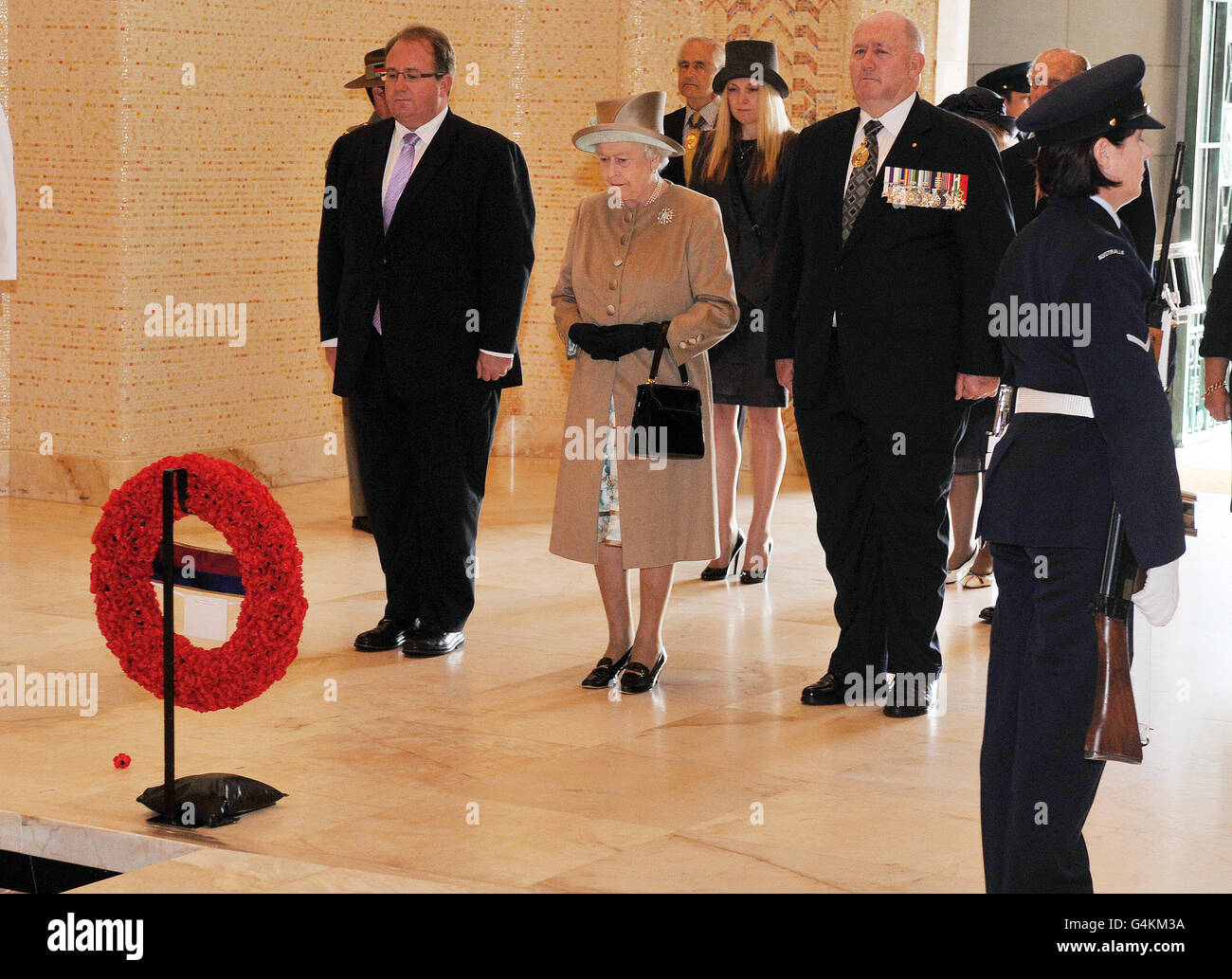 La Regina Elisabetta II della Gran Bretagna rappresenta un minuto di silenzio dopo aver deposto una corona alla Tomba dell'ignoto Solider, al Monumento di Guerra Australiano nella capitale Canberra, nel sud-est dell'Australia. Foto Stock