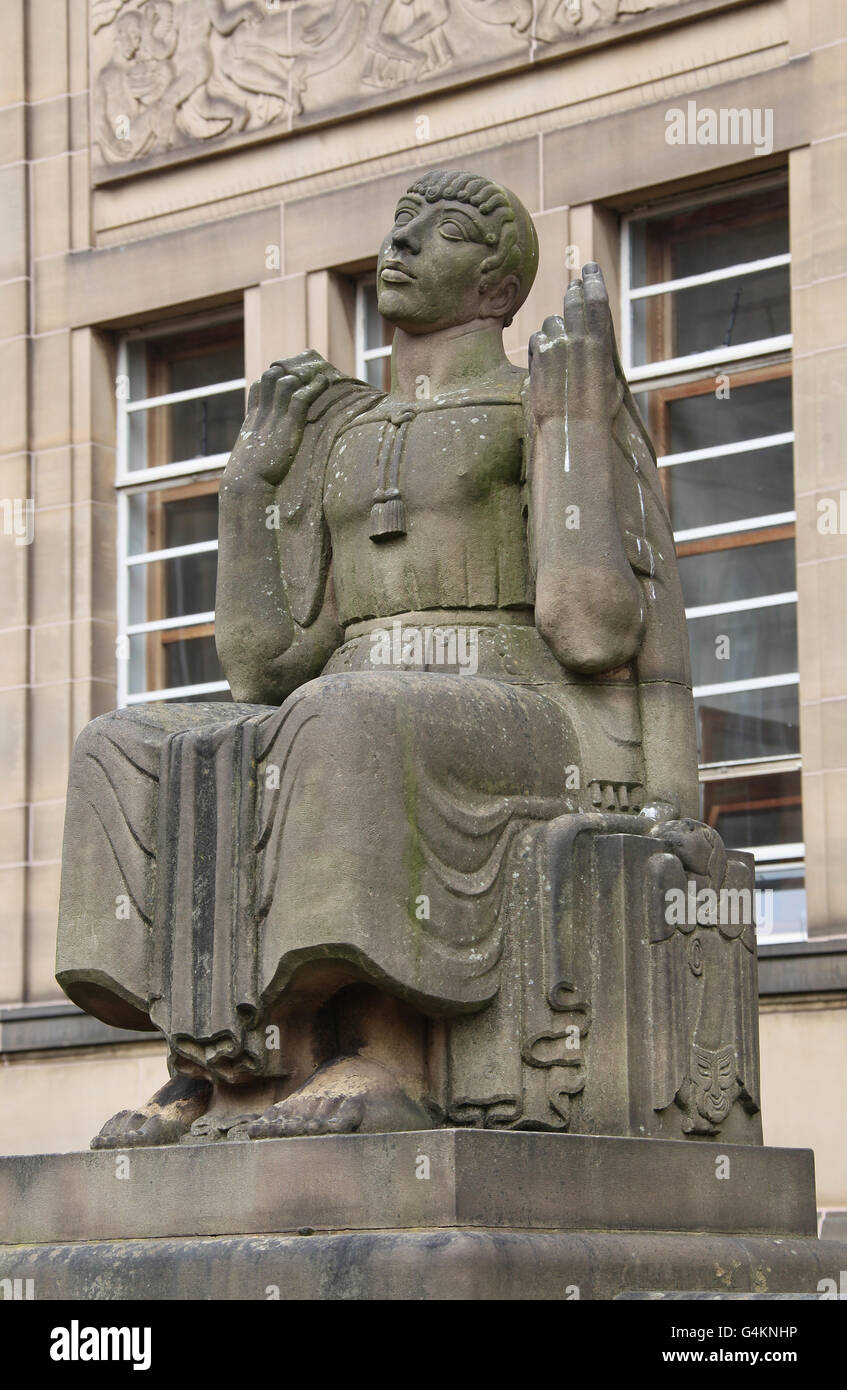 I giovani in attesa di ispirazione da James Woodford 1939 è una scultura al di fuori dell'art deco Biblioteca Pubblica a Huddersfield Foto Stock