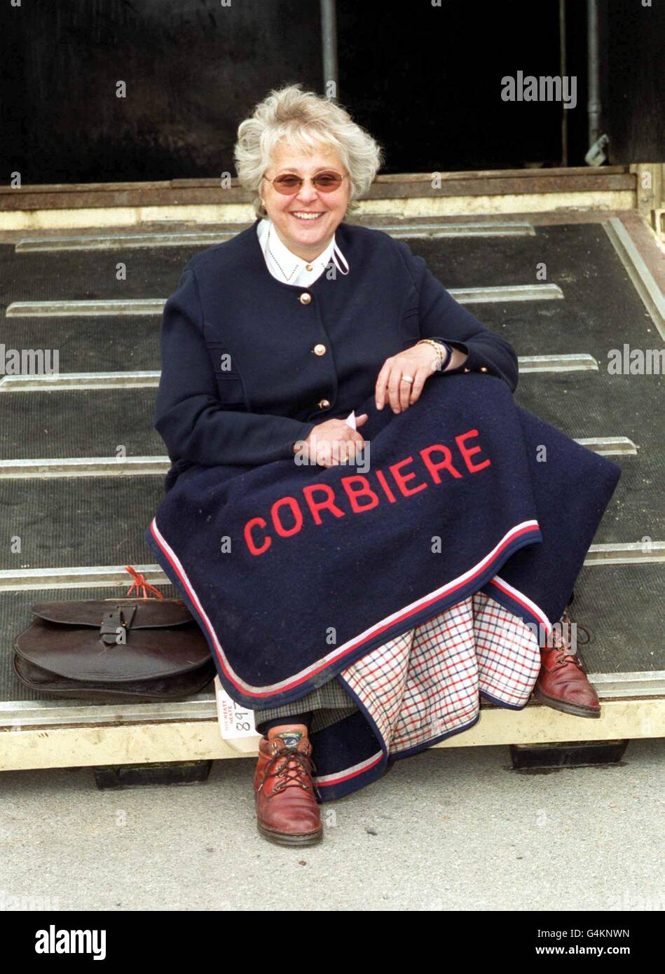 L'ex allenatore di cavalli da corsa Jenny Pitman, detiene un foglio di paddock utilizzato dal vincitore del 1983 Grand National Corbiere in un'asta presso le sue scuderie nell'Upper Lamburn, Berkshire. Foto Stock