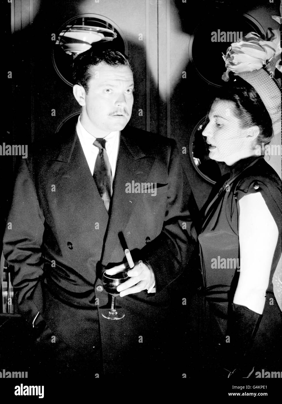 Orson Welles, il famoso autore, attore e produttore americano, durante una rassegna stampa al Dorchester Hotel a Park Lane, Londra. Foto Stock