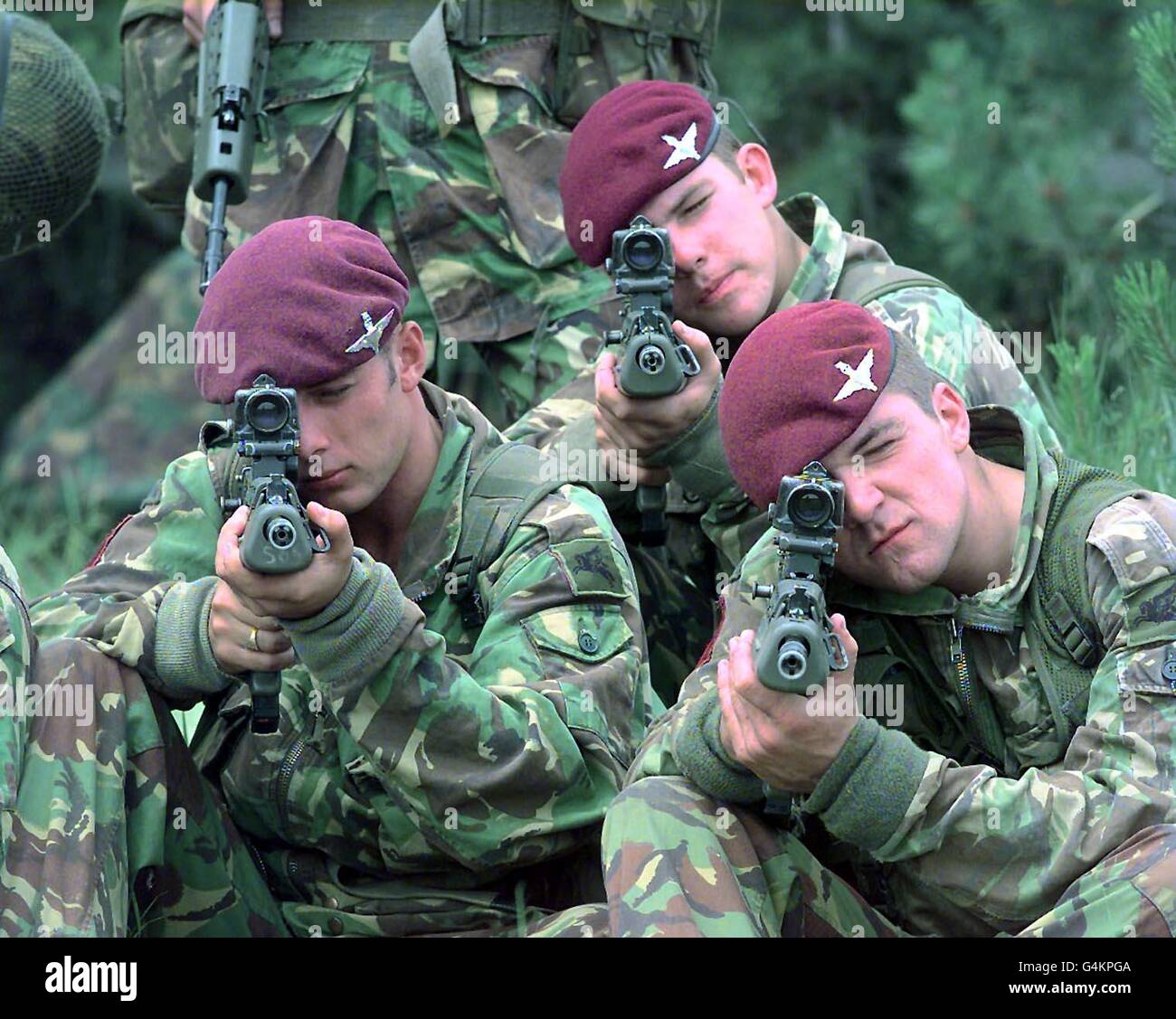 I soldati britannici del 1° reggimento paracadute del Battaglione si allenano alla base militare Petrovic, in Macedonia. Sono tra le forze che sono disposte a trasferirsi in Kosovo in caso di accordo tra NATO e Jugoslavia. Foto Stock