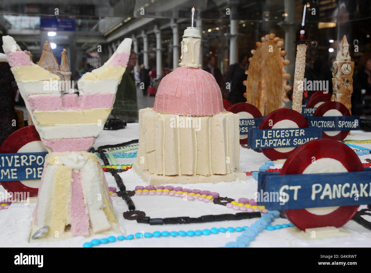 Una torta gigante in mostra al lancio della Mark National Baking Week nella stazione internazionale di St Pancras, Londra. Foto Stock